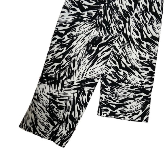 5/$25 Geometric Print Light Jacket Black White Zip Front  Pattern Activewear - Picture 6 of 7